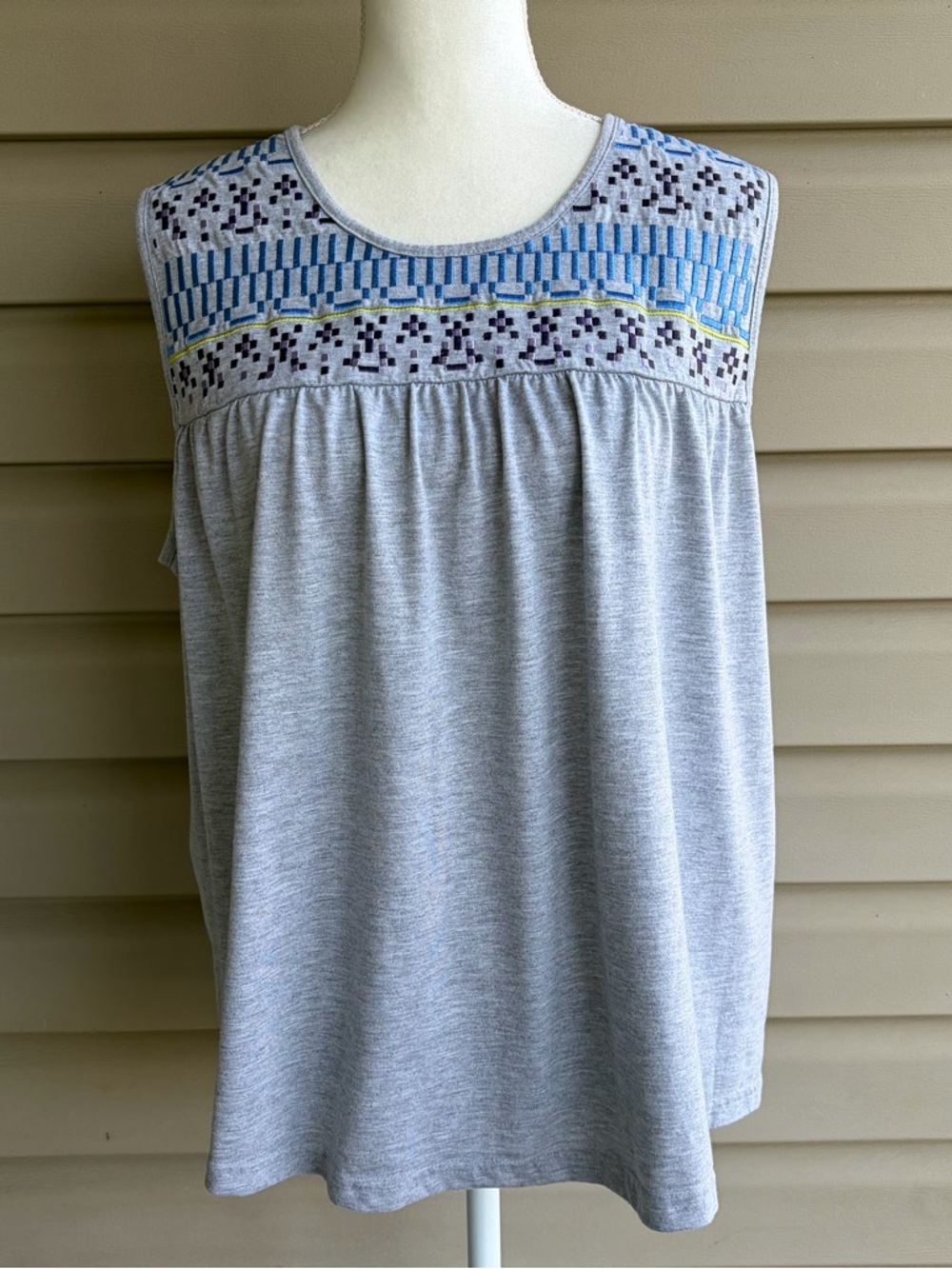 •NorthStyle• Embroidered Yoke Gray Sleeveless Knit Blouse - Size 1X